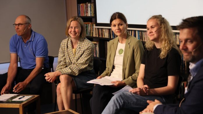 Brit Tove krekling koser med griser. Foto: Nortura/Rune Bendiksen