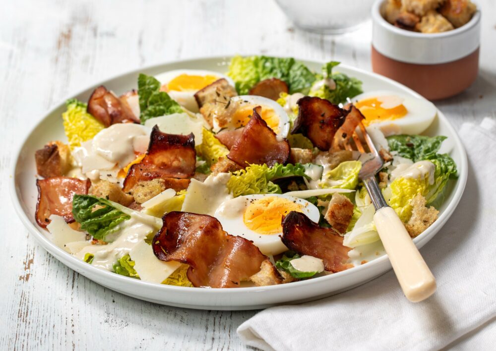 Ca SARSALAT MED KYLLINGBACON OG EGG 10446319 Foto Hanne Stensvold 2